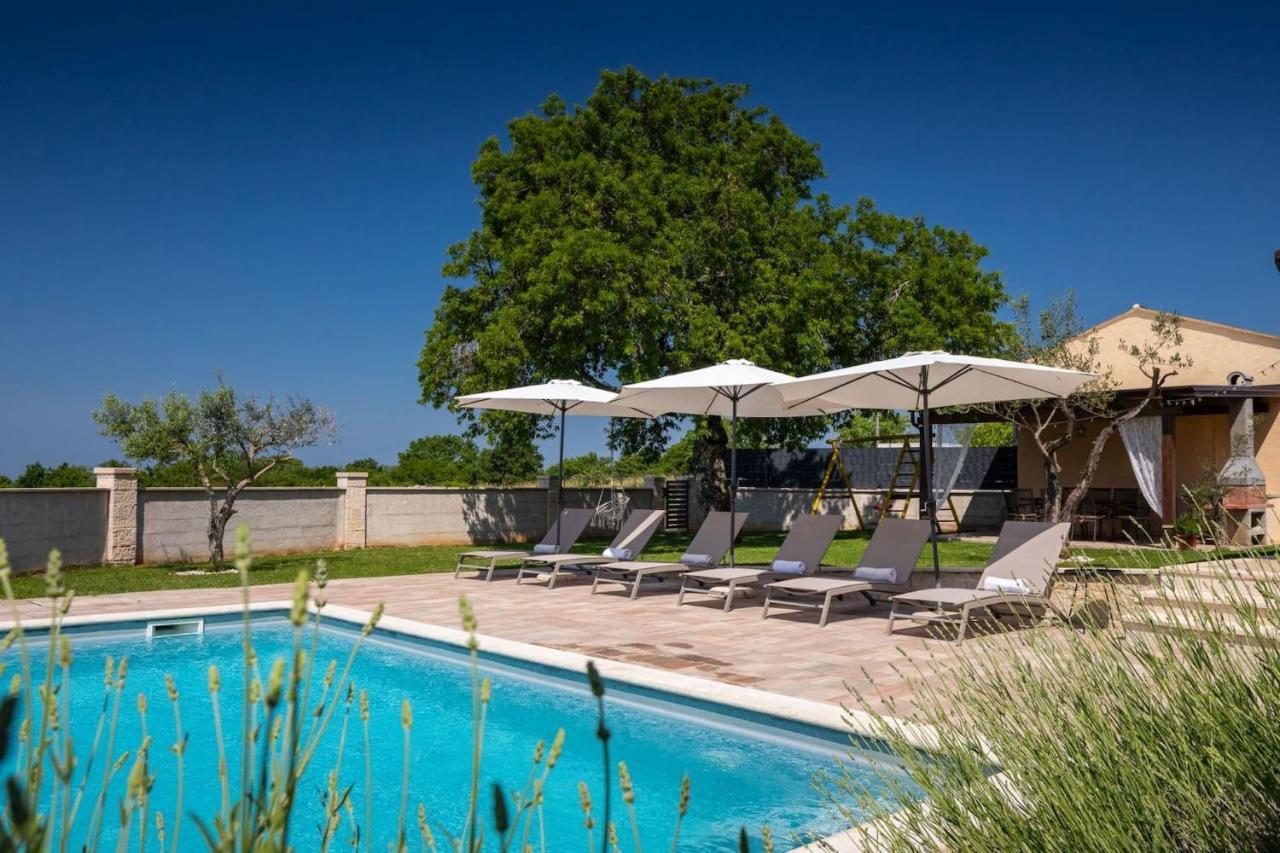 Activity Villa Gita With Pool And Grill In Tinjan Exteriör bild