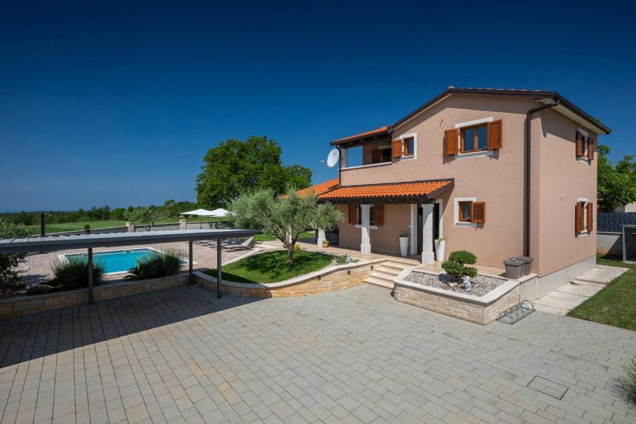 Activity Villa Gita With Pool And Grill In Tinjan Exteriör bild