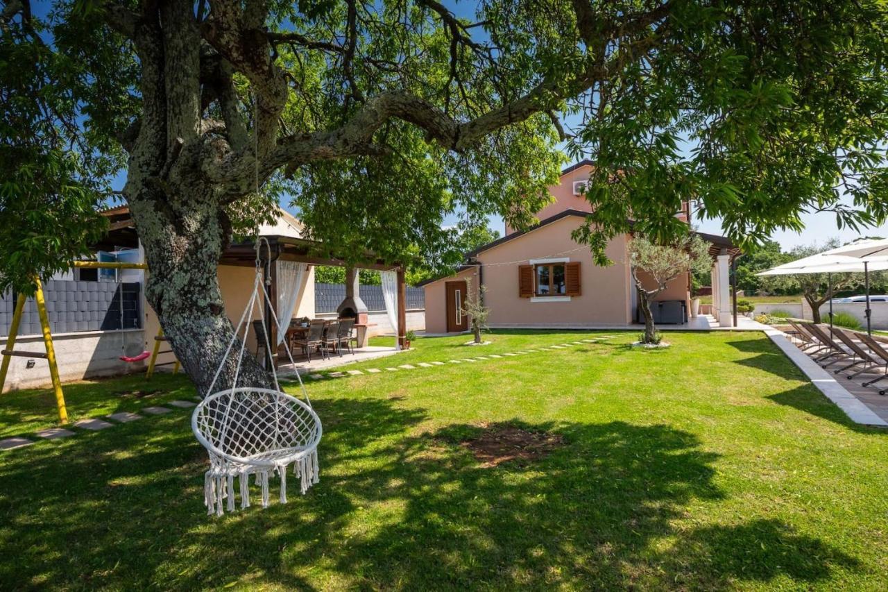 Activity Villa Gita With Pool And Grill In Tinjan Exteriör bild