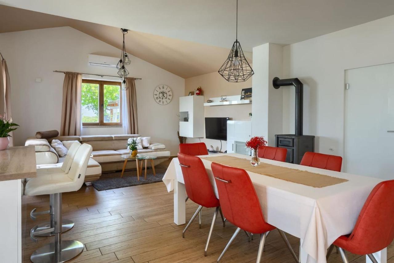 Activity Villa Gita With Pool And Grill In Tinjan Exteriör bild