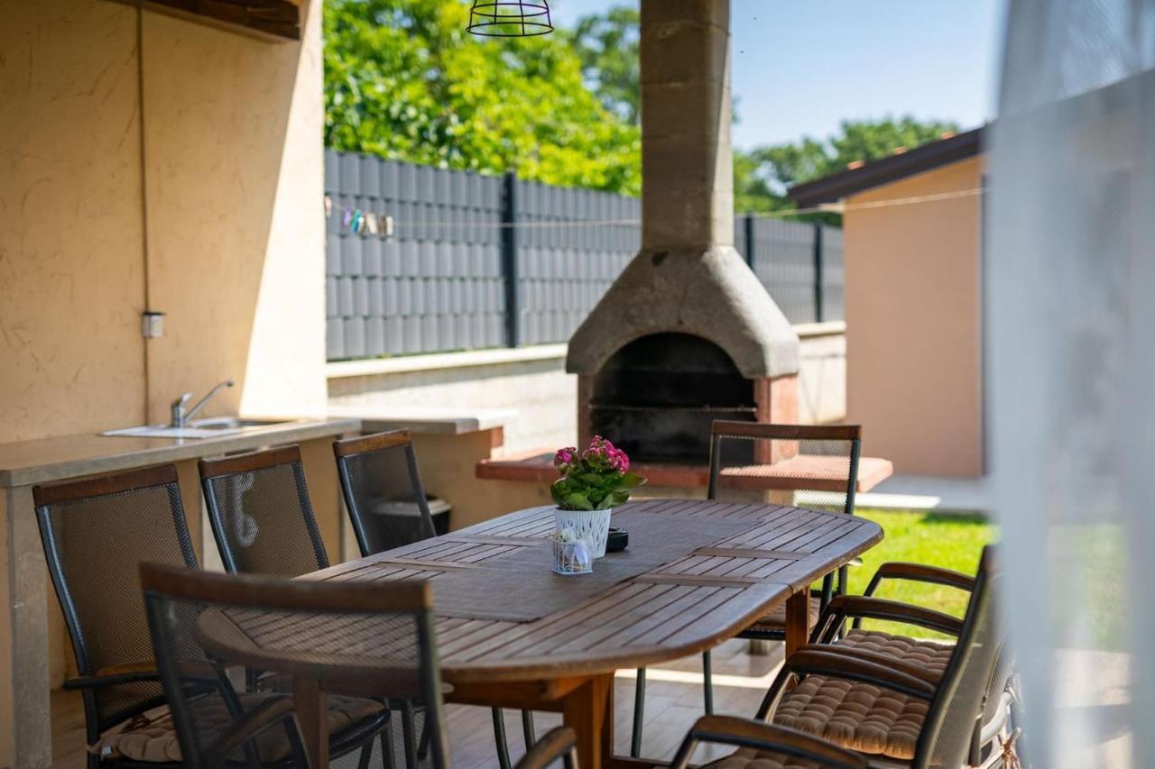 Activity Villa Gita With Pool And Grill In Tinjan Exteriör bild