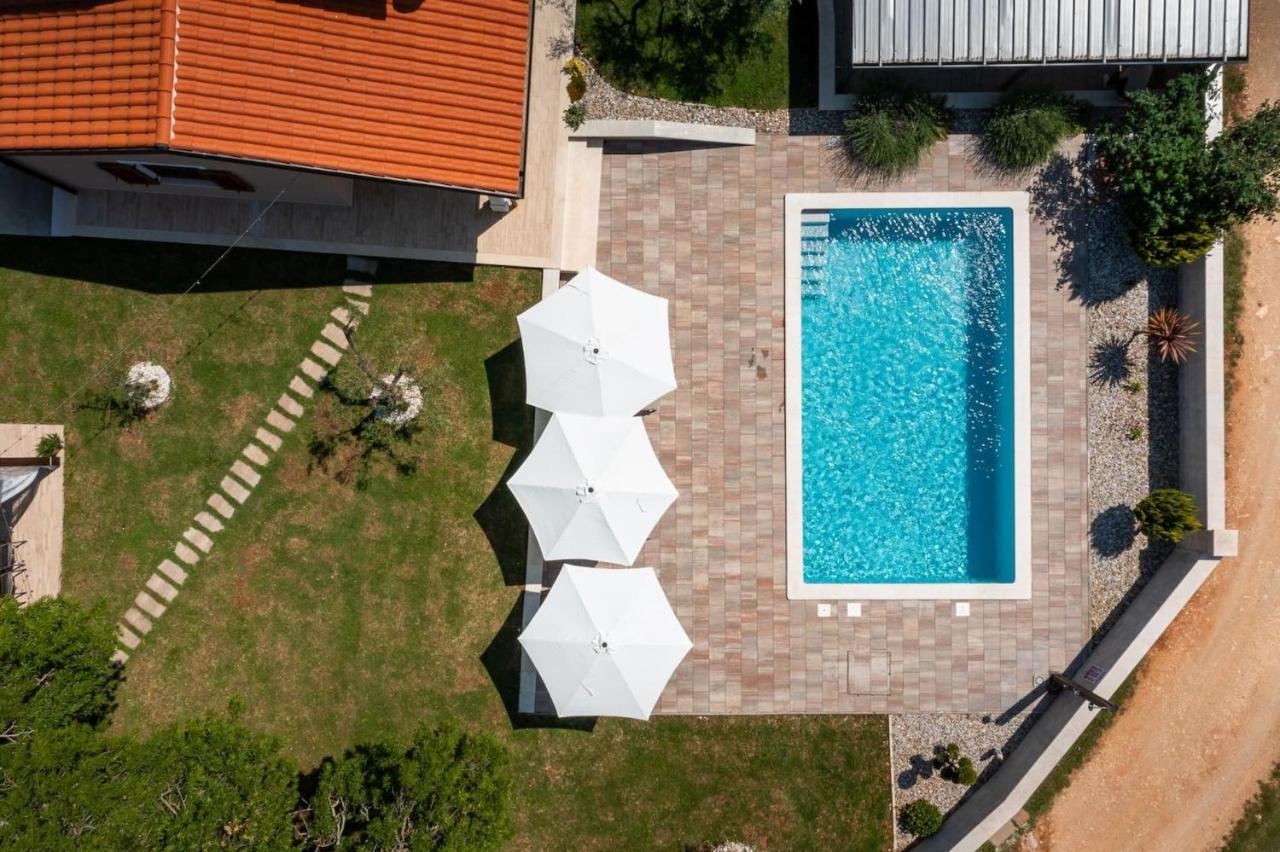 Activity Villa Gita With Pool And Grill In Tinjan Exteriör bild