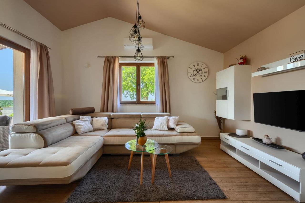 Activity Villa Gita With Pool And Grill In Tinjan Exteriör bild