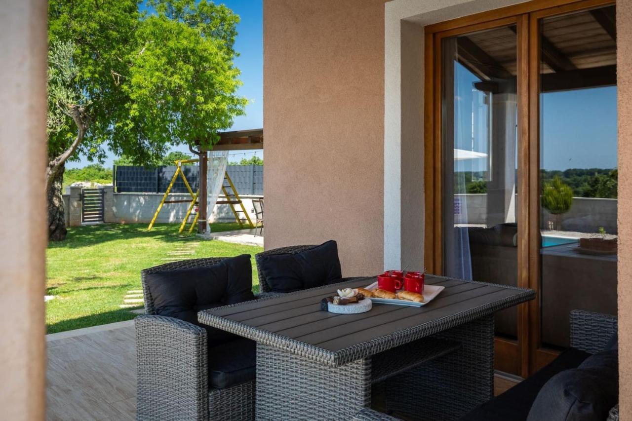 Activity Villa Gita With Pool And Grill In Tinjan Exteriör bild