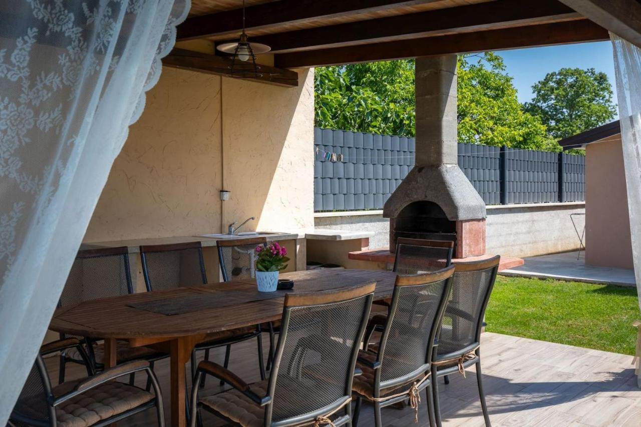 Activity Villa Gita With Pool And Grill In Tinjan Exteriör bild