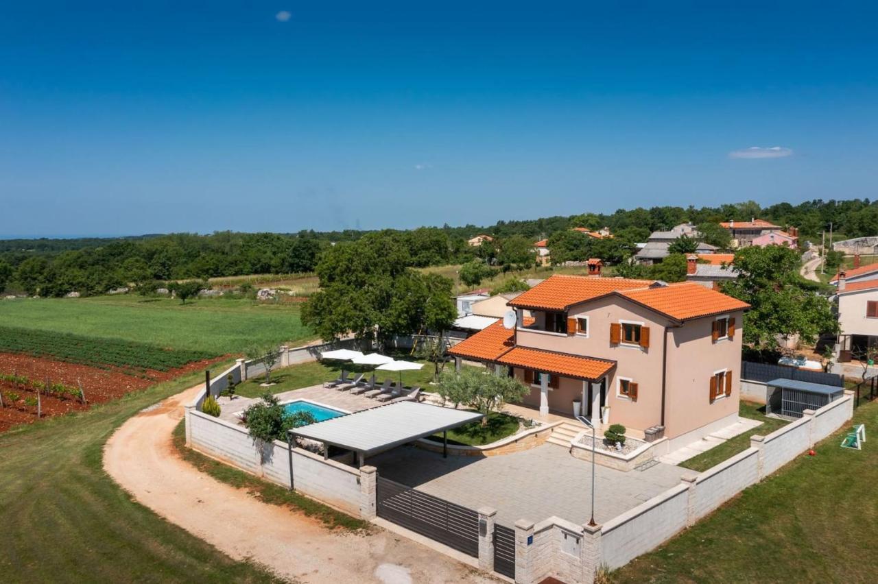 Activity Villa Gita With Pool And Grill In Tinjan Exteriör bild